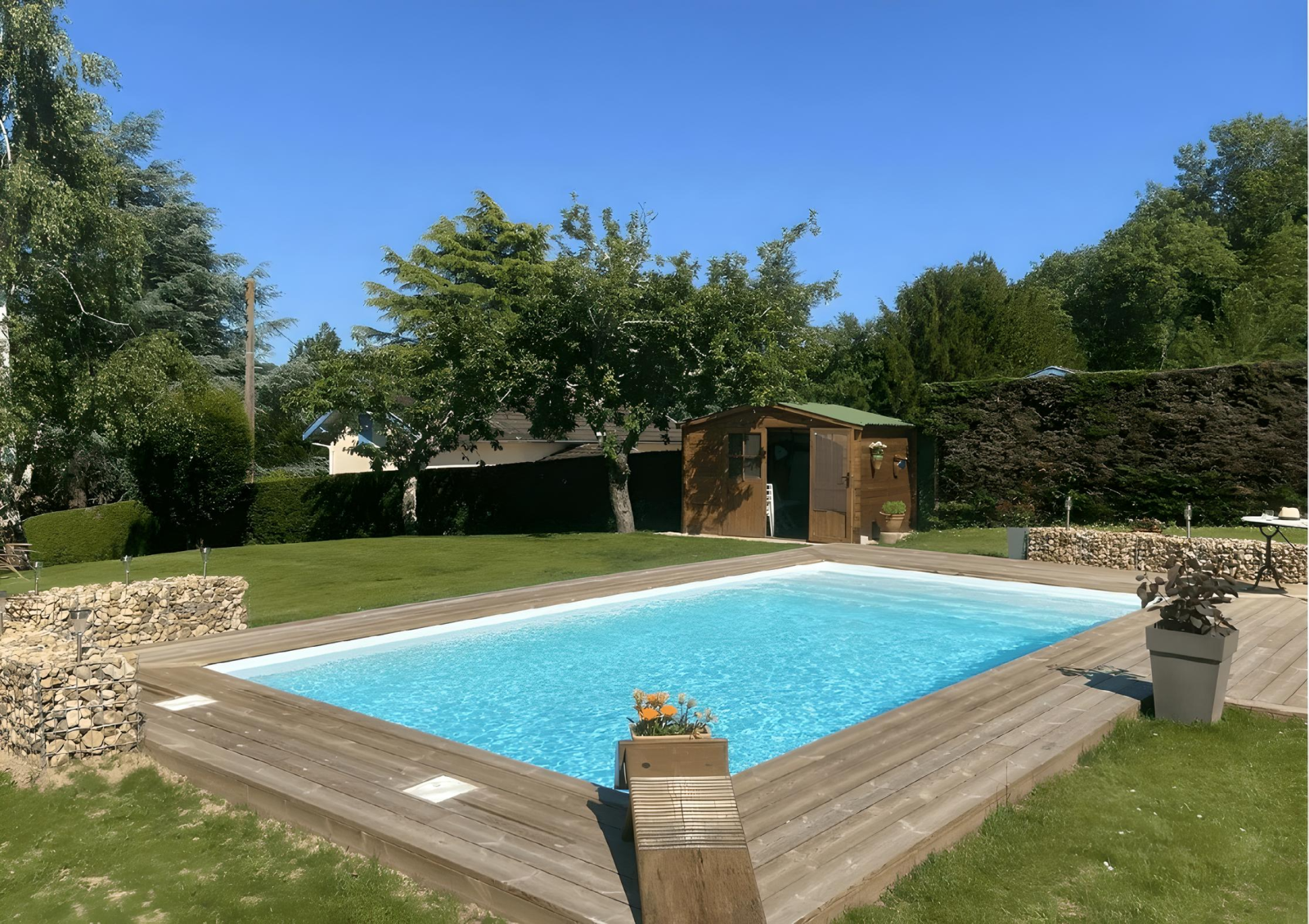 SOUSTON : piscine coque polyester avec volet immergé, un grand bassin pensé pour l’espace, la convivialité et le confort de nage.