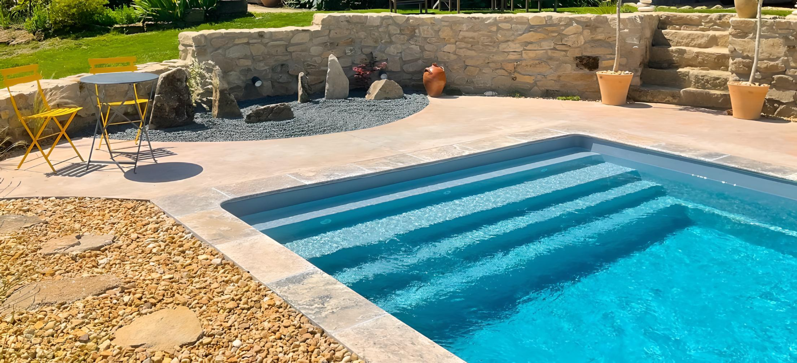 ESPARRON : piscine coque polyester avec volet immergé, un grand bassin pensé pour le confort et la liberté de nage.