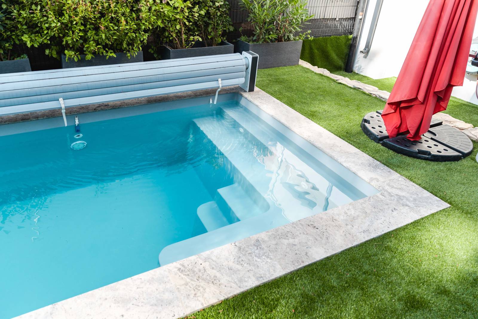 ONOZ : piscine coque polyester avec volet immergé, l’élégance des courbes au service du confort.