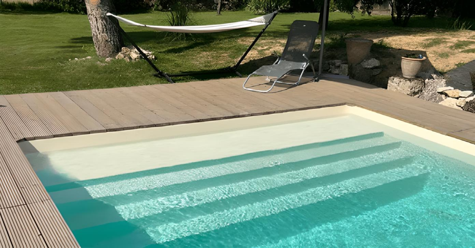Modèle SOUSTON : Piscine coque polyester, design raffiné et espace généreux pour votre extérieur. - MCR Piscines et Spas - Caissargues