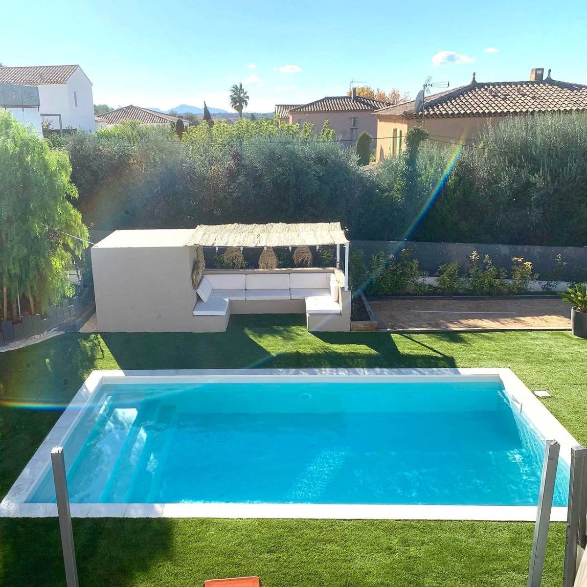 Piscine coque polyester modèle Réunion – Accessibilité optimisée avec escalier sur la largeur