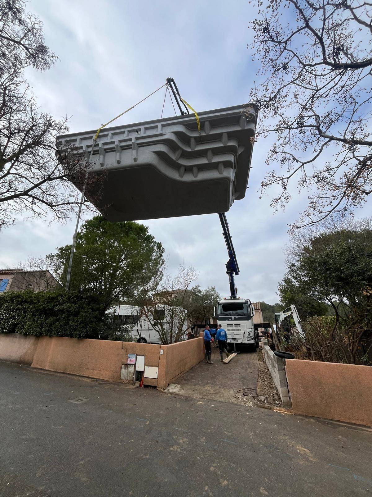 Installation piscine BORNÉO 7x4m avec grutage – Accès difficile