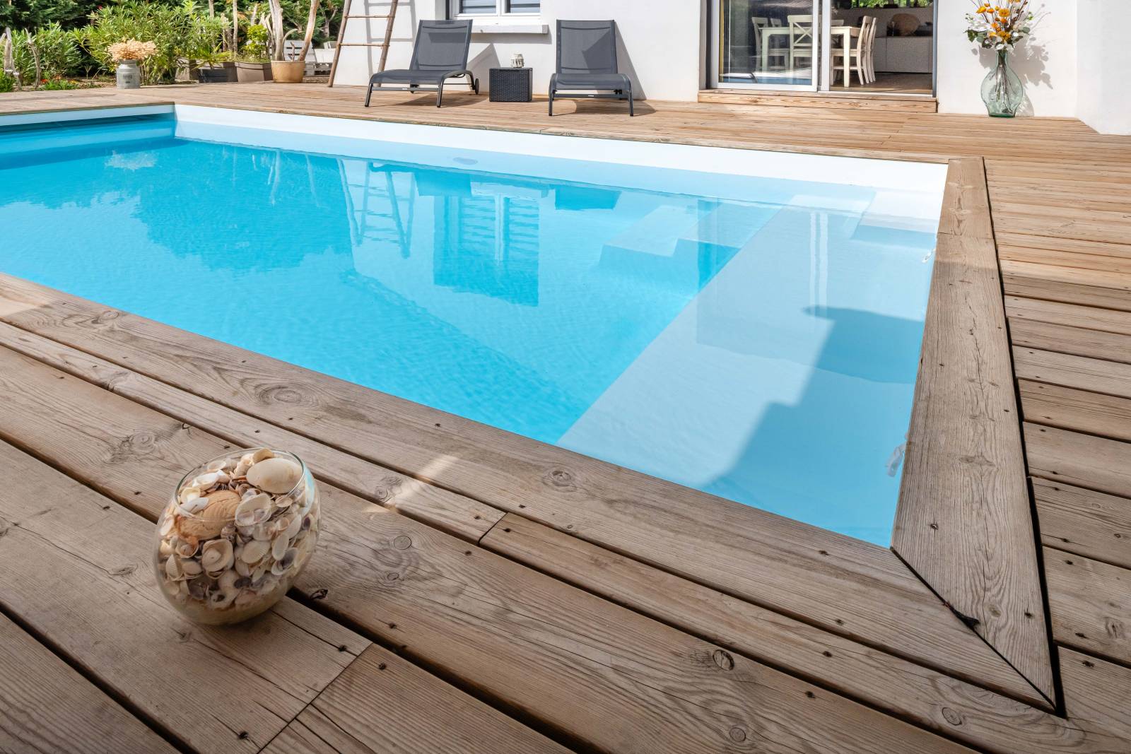 Piscine coque polyester modèle Maori à Caissargues – Design moderne avec volet immergé et petite plage