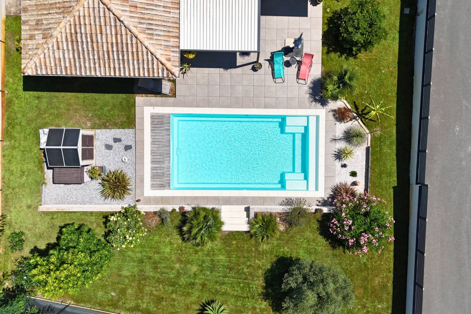 Piscine coque polyester modèle Rangiroa à Vestric et Candiac – Design élégant avec plagette et volet immergé pour plus de confort