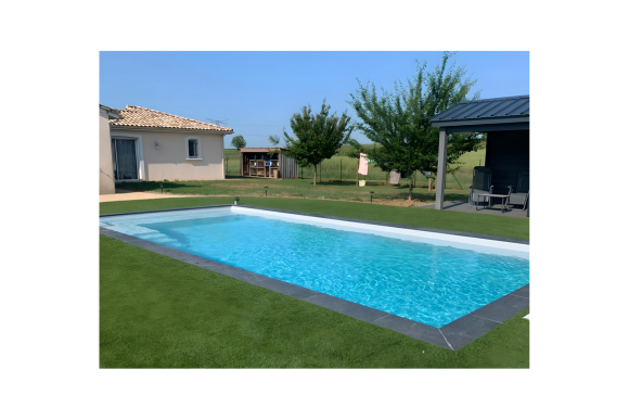 Piscine Coque Polyester Guéry : Un espace moderne et spacieux pour sublimer votre extérieur. - MCR Piscines et Spas - Nîmes