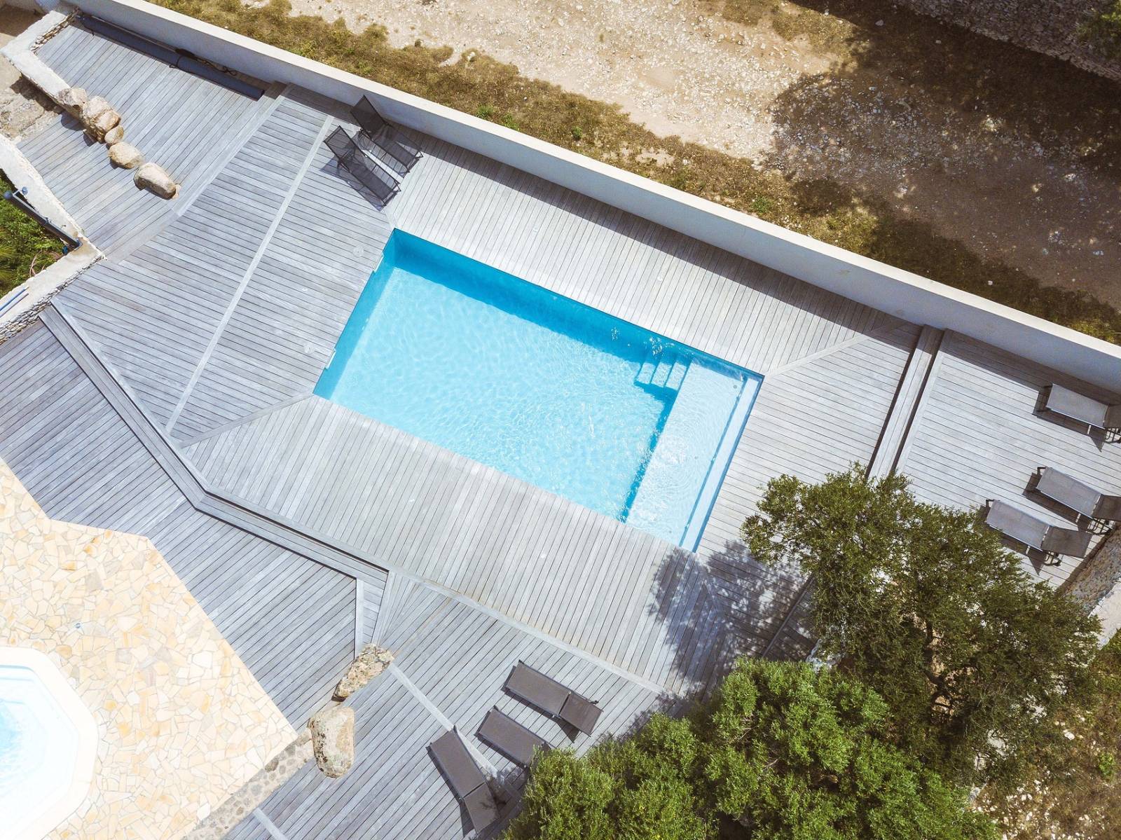 Piscine coque polyester modèle Tonga à Lunel – Espace et détente avec une grande plage intégrée