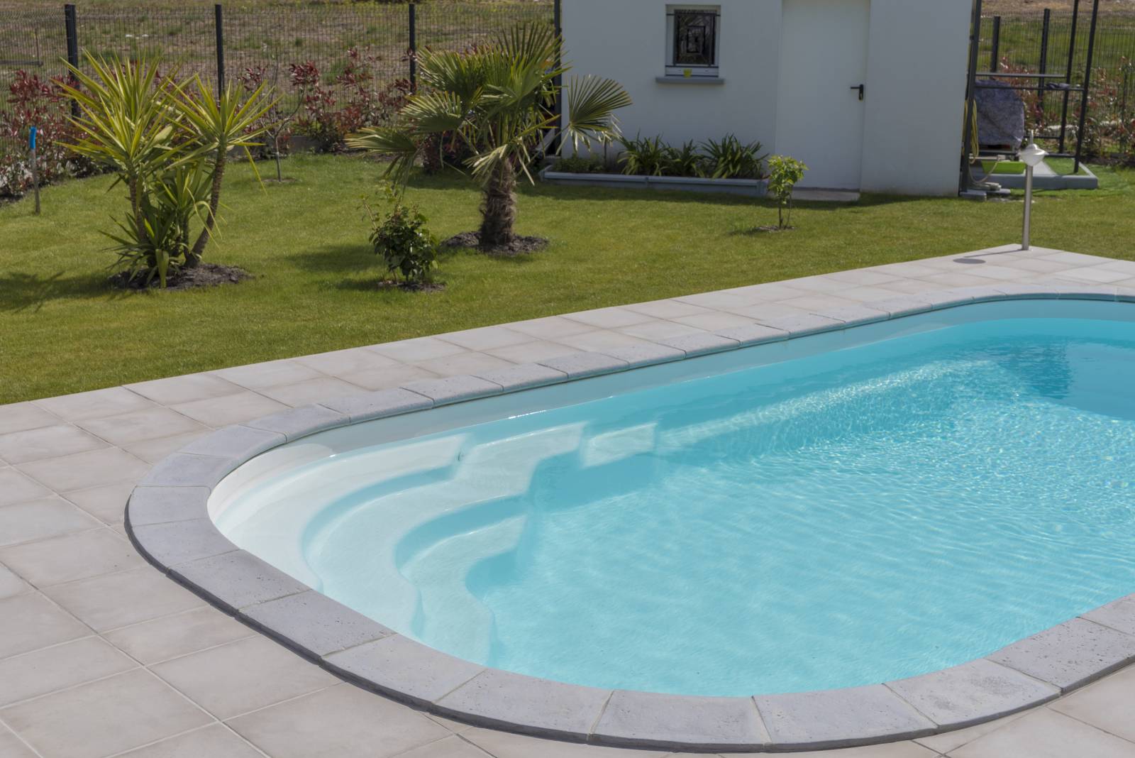 Piscine Maui : design tropical et qualité supérieure pour votre jardin - Mcr Piscines et Spas, Caissargues