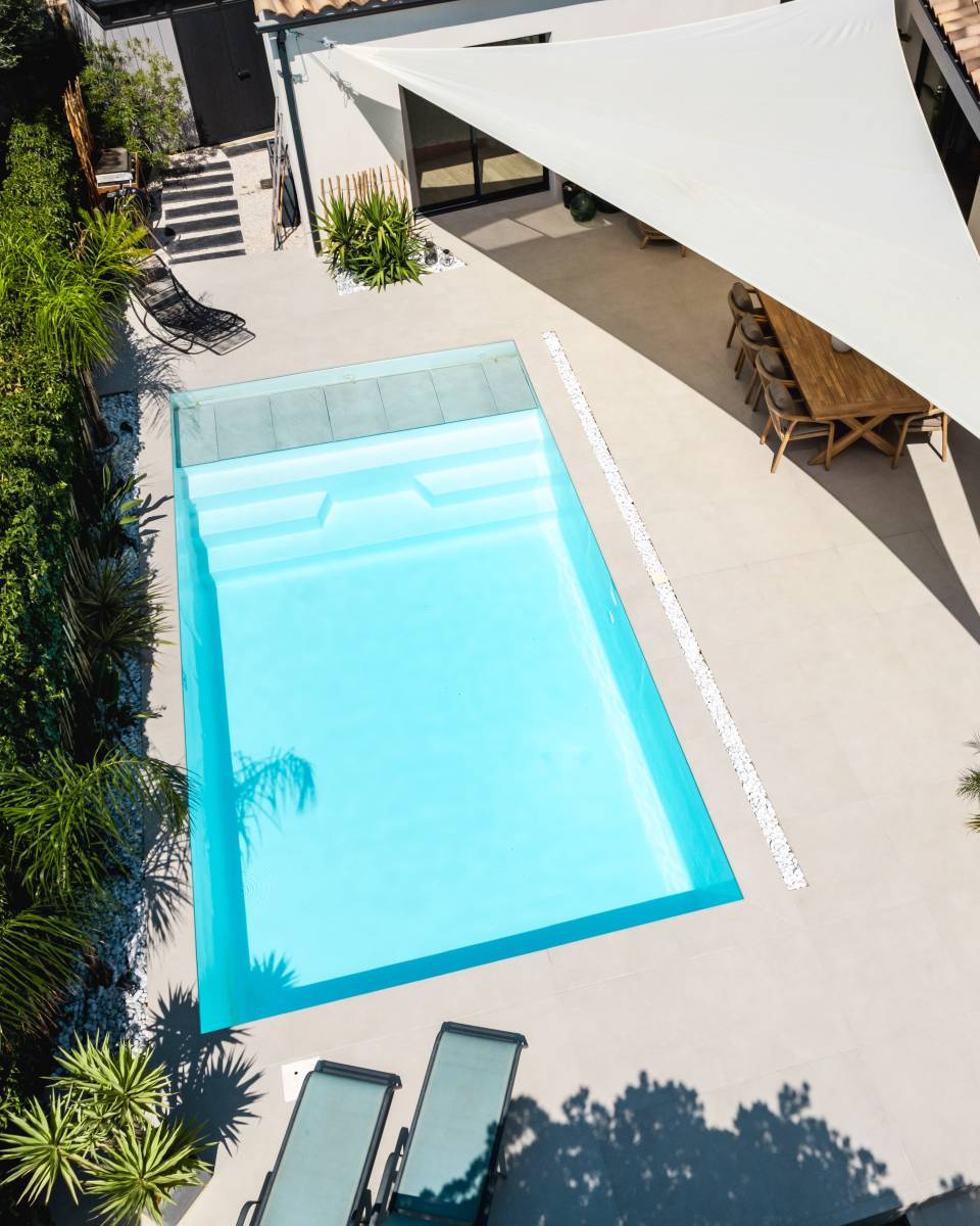 Piscine coque polyester Akoya 7 rectangulaire avec volet immergé et caillebotis en grès cérame gris anthracite - Mcr Piscines et Spas, Caissargues