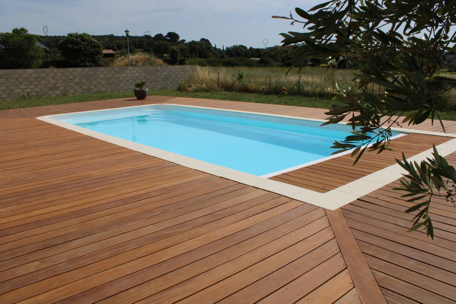 Piscine coque polyester Manaé rectangulaire avec couverture automatique intégrée - Mcr Piscines et Spas, Caissargues