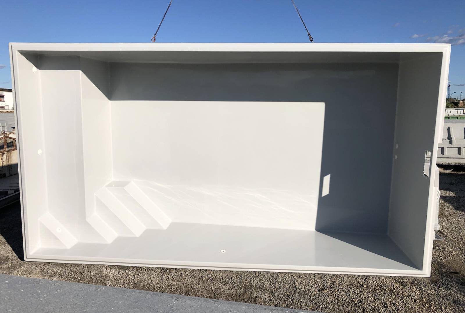 Piscine coque polyester modèle Java à Caissargues – Élégance et confort avec jolie banquette et escaliers d’angle