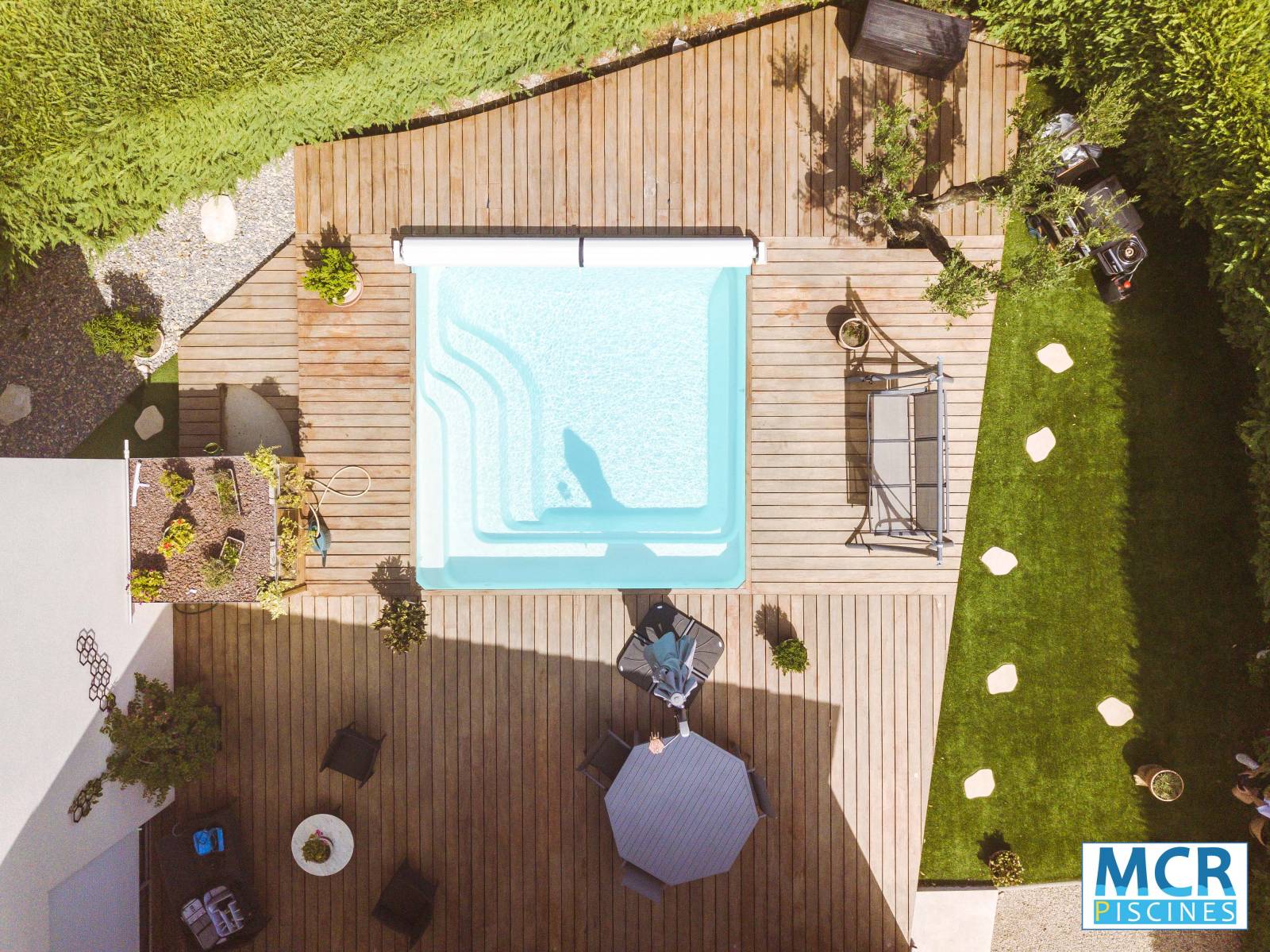 Réalisation piscine coque MAYOTTE à Caveirac avec volet automatique hors sol. - MCR Piscines et Spas - Gard