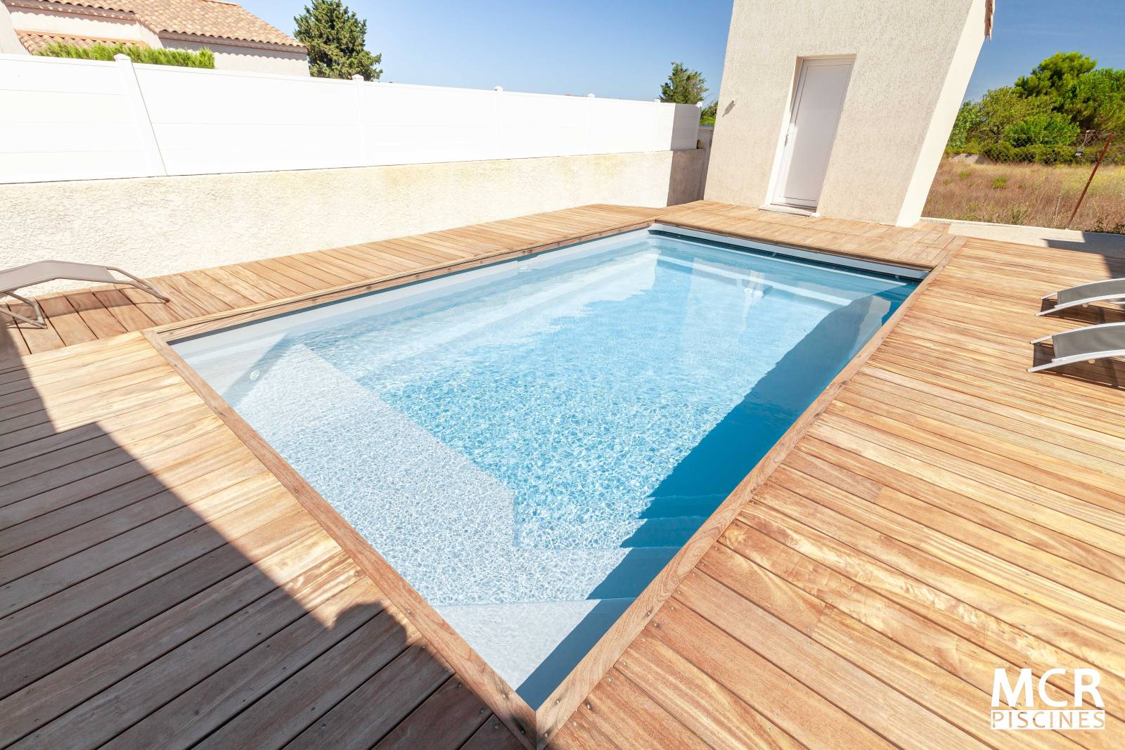 Piscine MOANA posée à Générac près de Vauvert, avec couverture immergée. - MCR Piscines et Spas - Nîmes