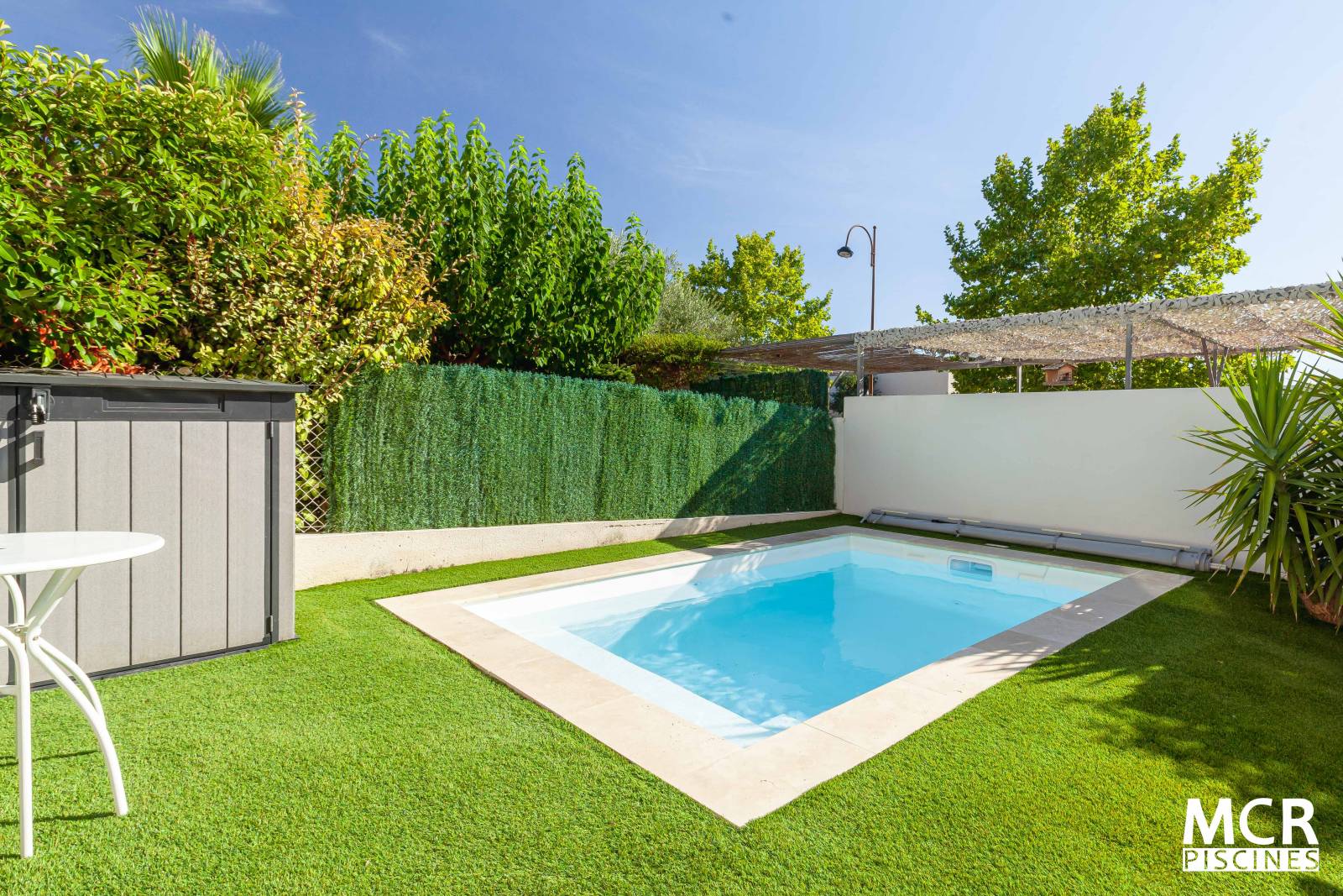 Installation mini piscine coque FIDJI à Bernis, couleur blanche. - MCR Piscines et Spas - Gard