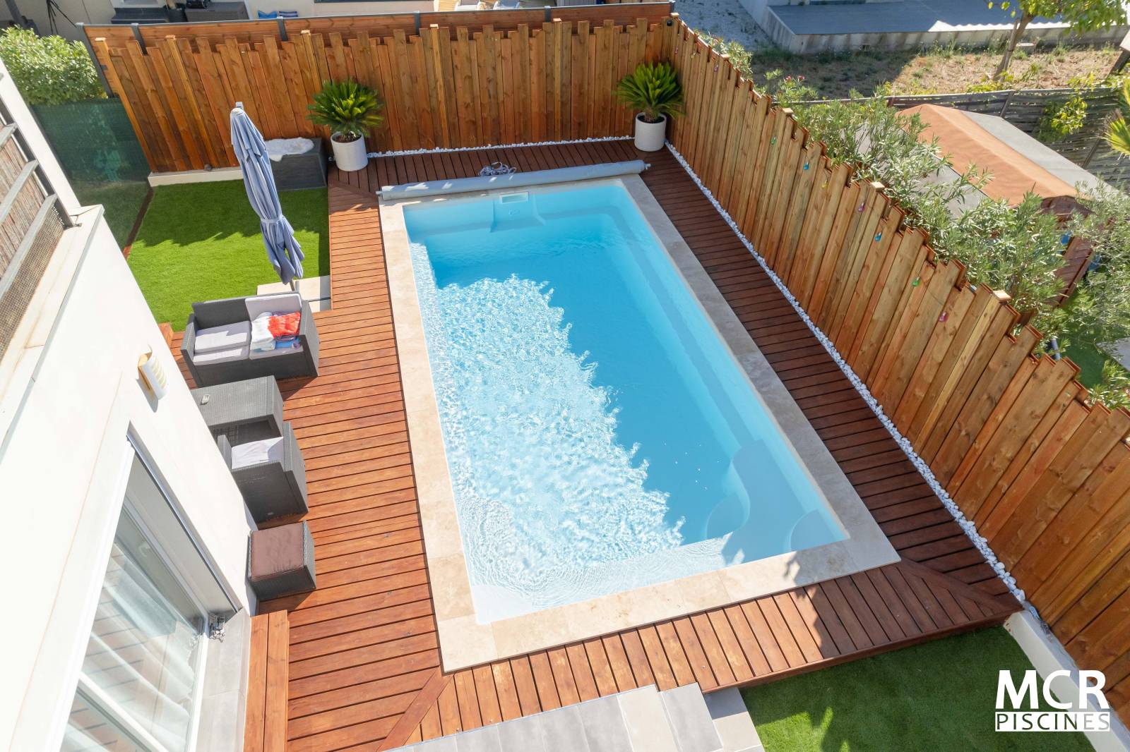 Installation piscine coque MOOREA à Aimargues avec fond progressif. - MCR Piscines et Spas - Gard