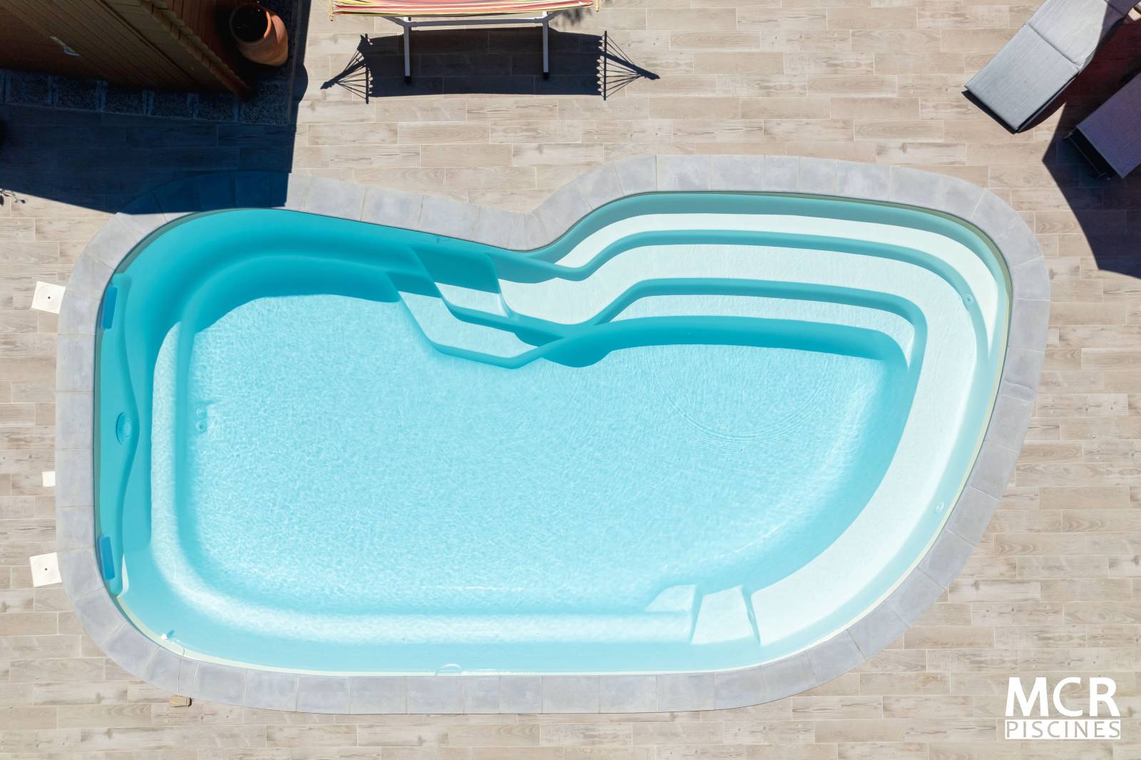 Piscine Uvéa : design élégant et confort pour transformer votre jardin - Mcr Piscines et Spas, Caissargues