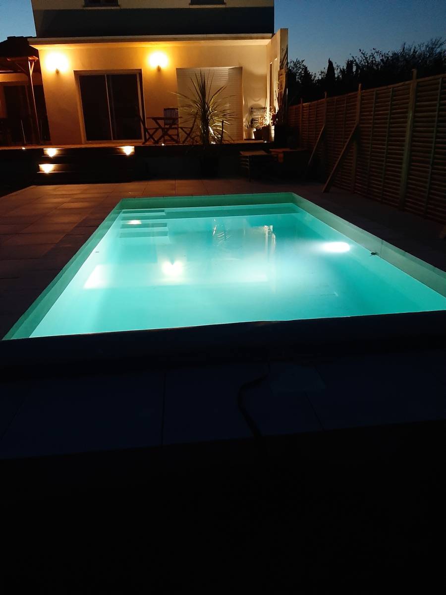 Pose piscine coque MAKENA à Jonquières-Saint-Vincent. - MCR Piscines et Spas - Caissargues