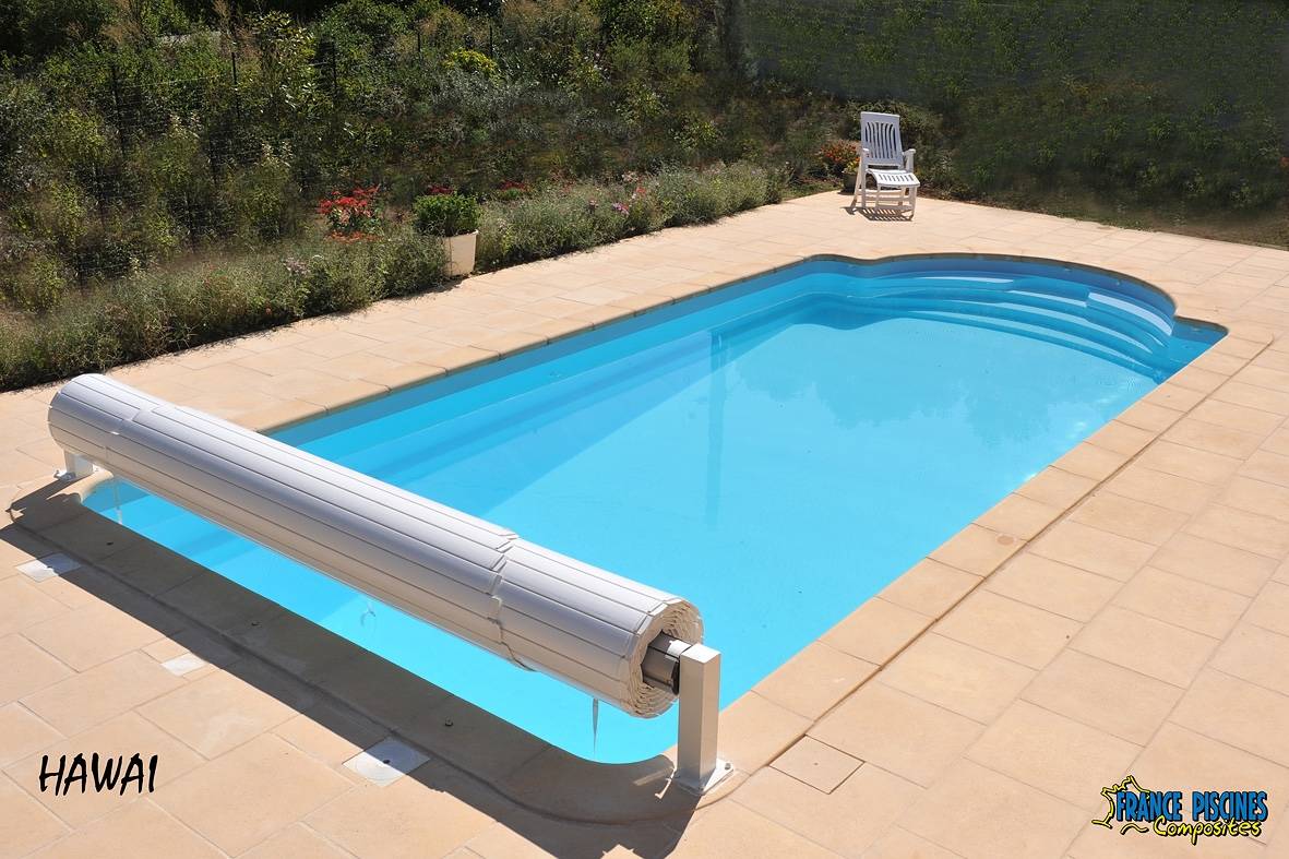 Piscine coque polyester modèle Hawaï à Caissargues – Élégance et confort avec escalier roman et fond progressif
