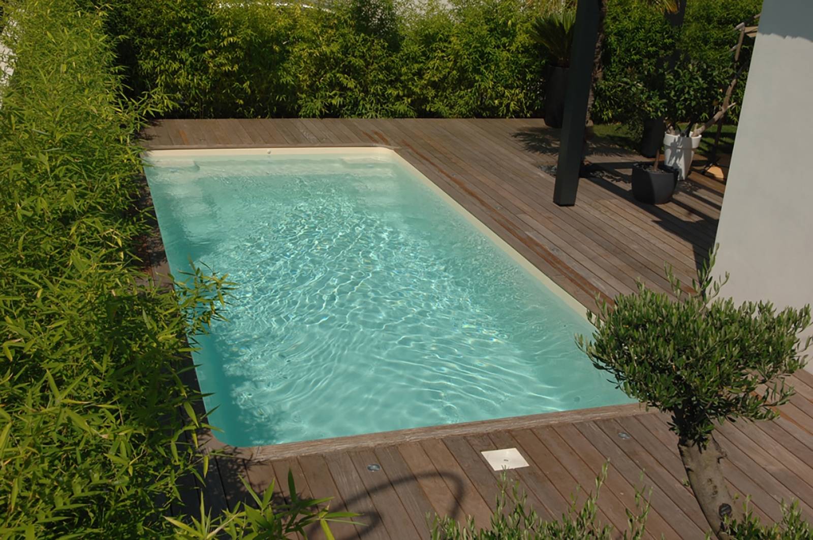 Piscine coque polyester modèle Sicile à Vestric et Candiac – Design élégant avec plage centrale et escaliers latéraux