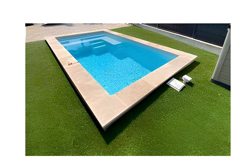 Livraison piscine coque ONOZ bleue à Nîmes. - MCR Piscines et Spas - Gard