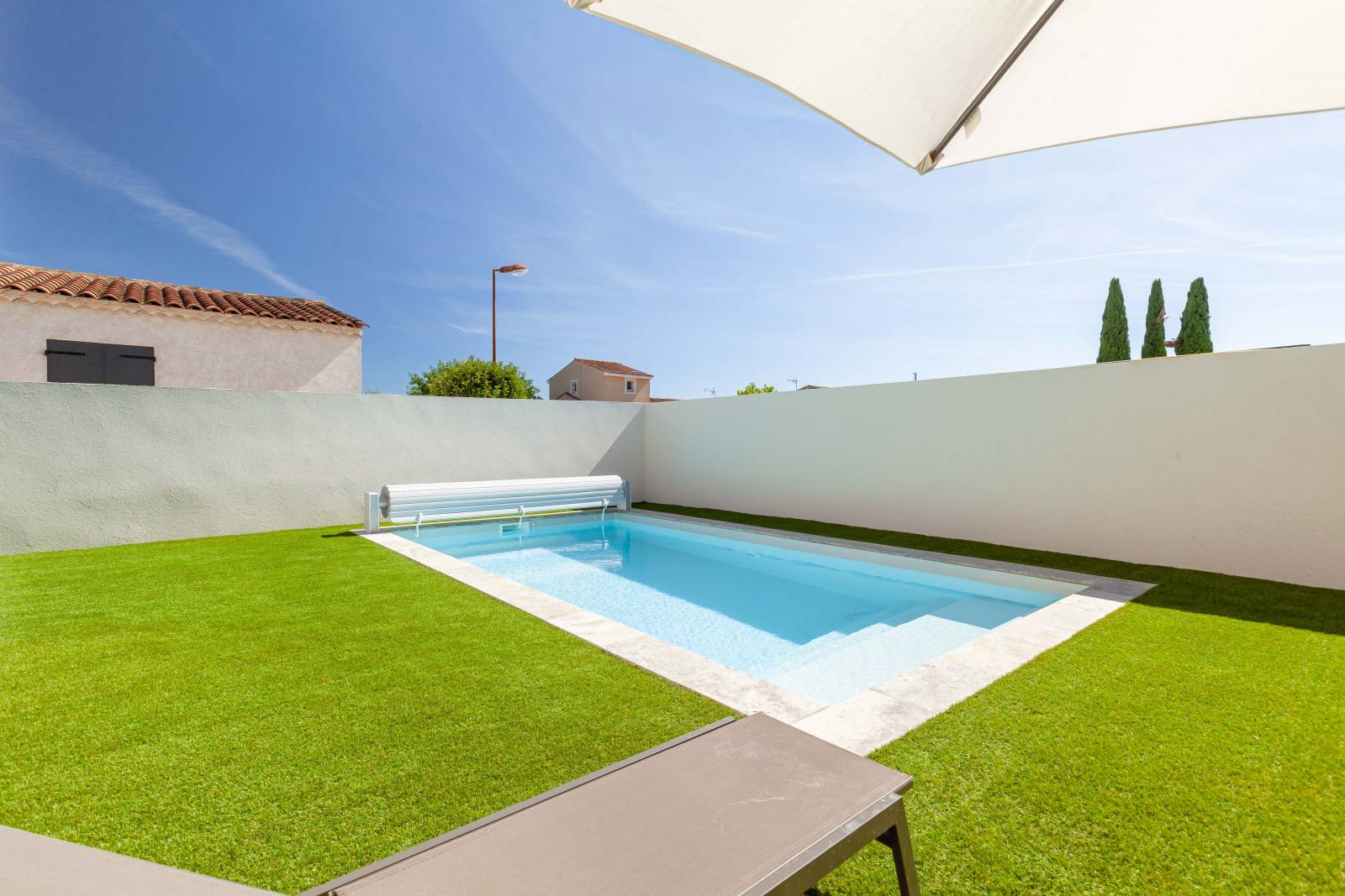 Piscine coque polyester modèle Philippines – Escalier sur toute la longueur pour un accès pratique et design