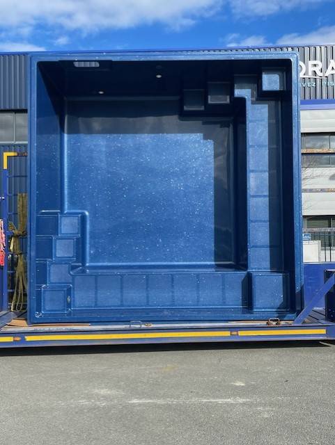 Piscine coque polyester modèle Ikonic dans le Gard – Design contemporain et convivialité par Aboral