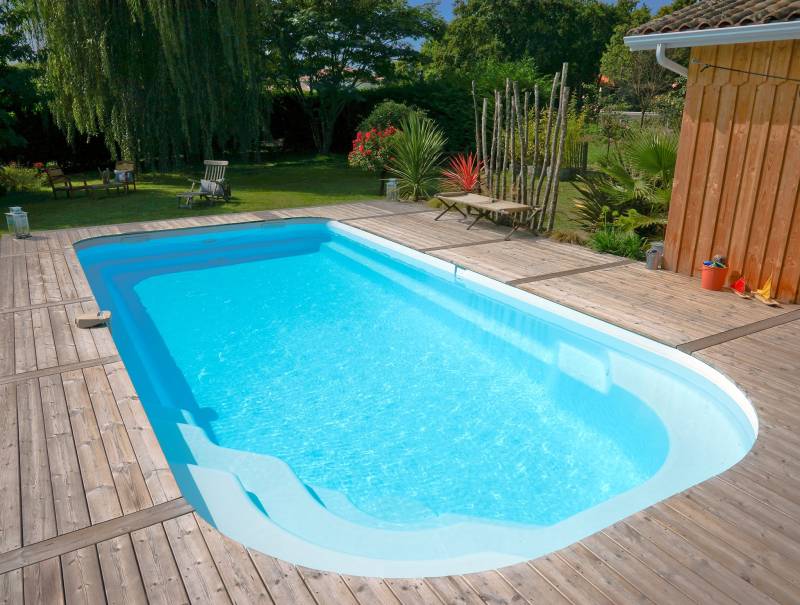 MAUPITI : Piscine coque polyester– Élégance et détente avec banquette intégrée