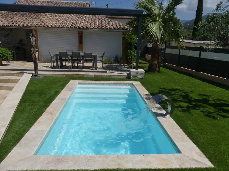 ALLOS : piscine coque polyester avec volet immergé, compacte, élégante et parfaitement optimisée.