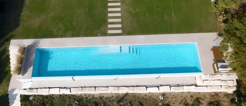 ANNECY : piscine élégante qui s’intègre parfaitement dans les grands espaces extérieurs.