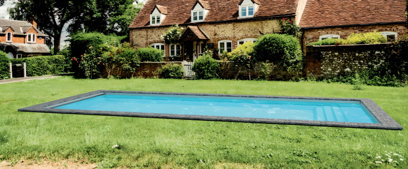 AYROLLE : piscine coque polyester avec volet immergé, un grand bassin élégant pensé pour la nage et le confort haut de gamme.