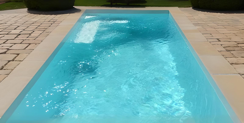 GENTAU : piscine coque polyester avec volet immergé, l’équilibre parfait entre design et fonctionnalité.