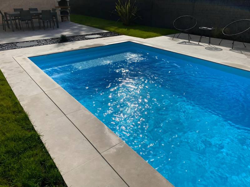 MIRANDE : piscine coque polyester avec volet immergé, l’alliance parfaite entre espace, élégance et confort.