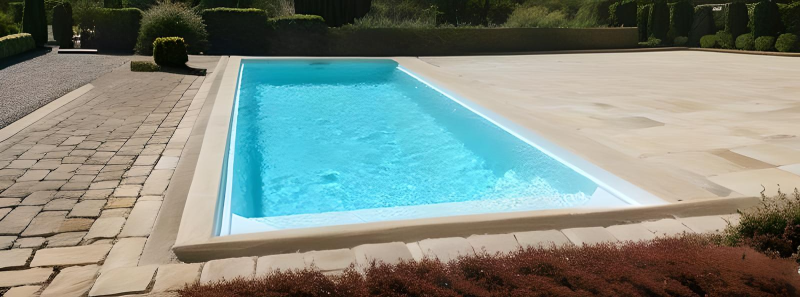 SOBIRANS : piscine coque polyester offrant un excellent compromis entre surface de nage et optimisation de l’espace.