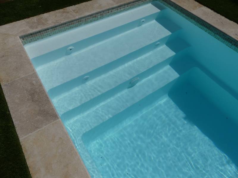 ALLOS : piscine coque polyester avec volet immergé, compacte, élégante et parfaitement optimisée.