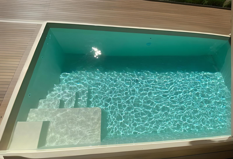 ANGLAS : piscine coque polyester avec volet immergé, un bassin spacieux au design intemporel.
