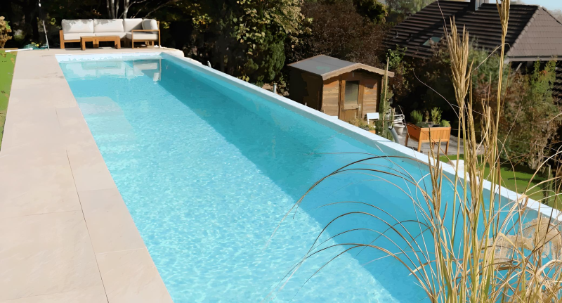 ANNECY : piscine élégante qui s’intègre parfaitement dans les grands espaces extérieurs.