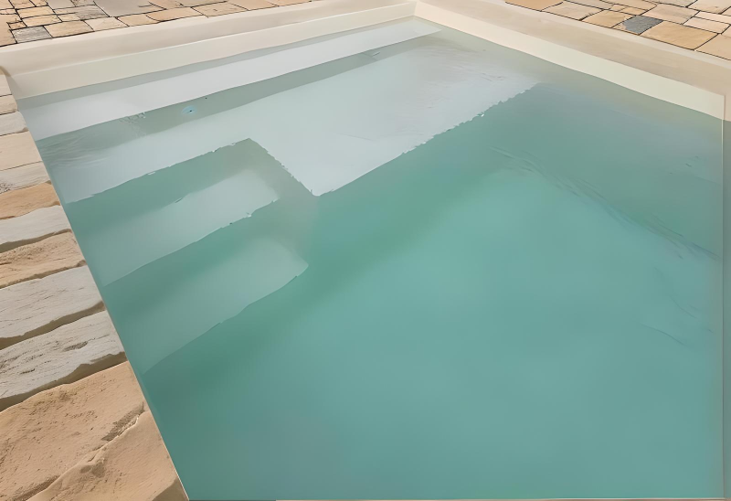 ARRIOUS : piscine coque polyester s'intègrant parfaitement dans tous les styles d'aménagement extérieur.