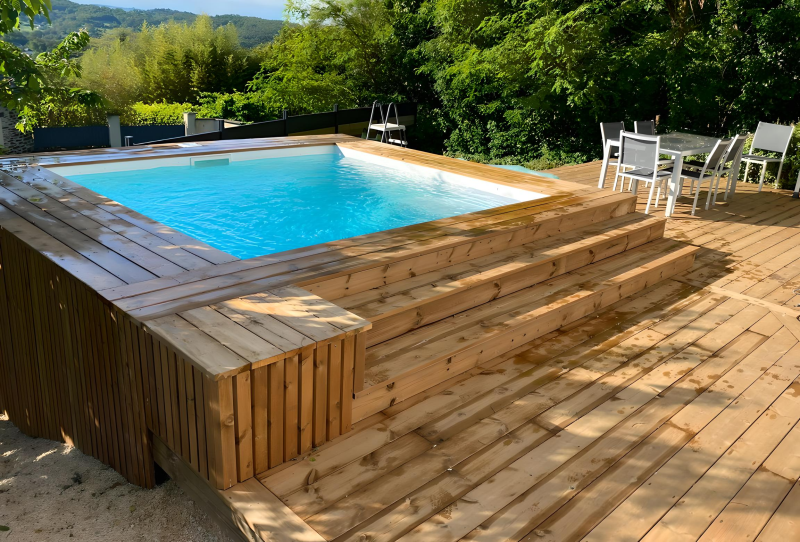 CARNAU : piscine coque polyester carrée avec volet immergé, pensée pour les espaces contemporains.