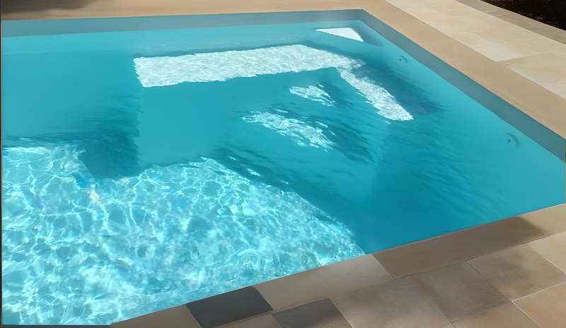GENTAU : piscine coque polyester avec volet immergé, l’équilibre parfait entre design et fonctionnalité.