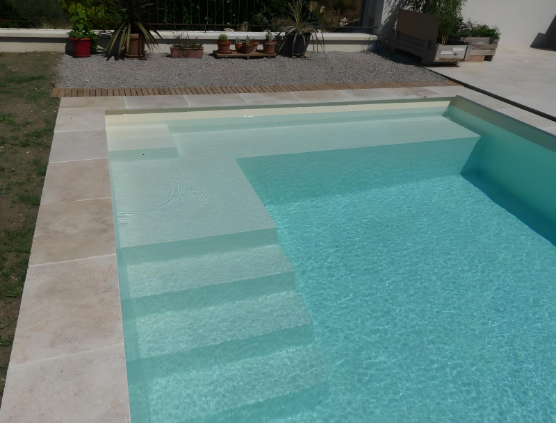 GUERY : piscine coque polyester avec volet immergé, un très grand bassin pensé pour la performance et le confort de nage.