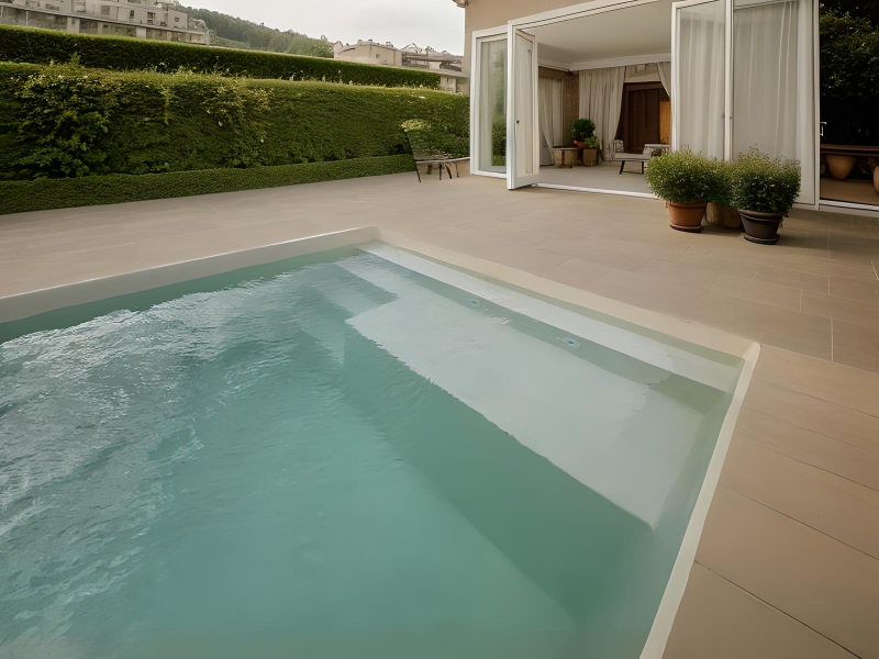 HOURTIN : piscine coque polyester avec volet immergé, un grand bassin pensé pour l’espace et le confort de nage.