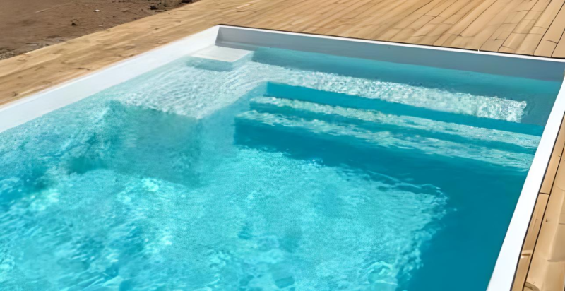 LEMAN : piscine coque polyester avec volet immergé, un grand bassin conçu pour l’espace et la performance de nage.