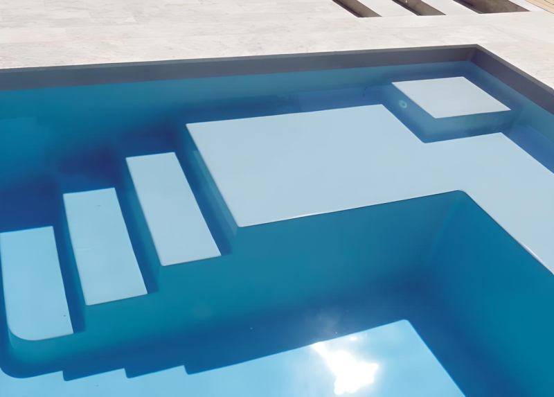NAUSSAC : piscine coque polyester avec volet immergé, un bassin grand format pensé pour l’espace, la performance et le confort absolu.