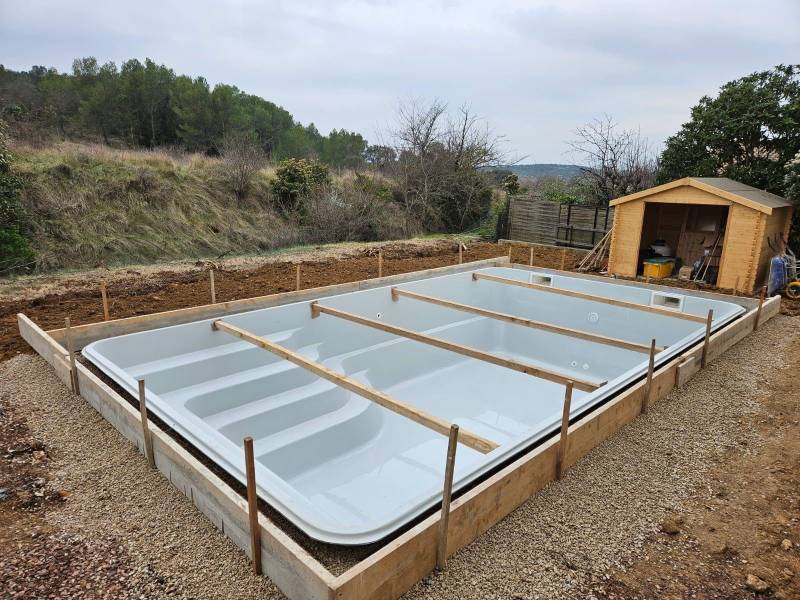 Installation de piscine sur terrain difficile avec MCR Piscines