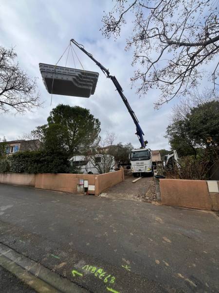 Pose d’une piscine France Piscines Composites avec levage sécurisé