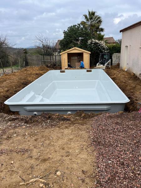 Piscine BORNÉO 7x4m posée avec l’aide de STRANILEVAGE