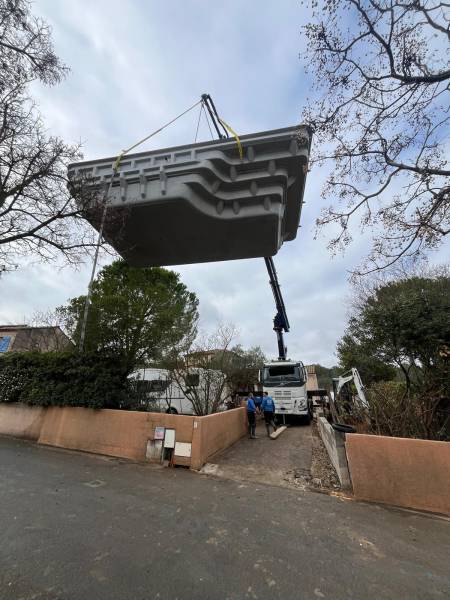 Installation piscine BORNÉO 7x4m avec grutage – Accès difficile