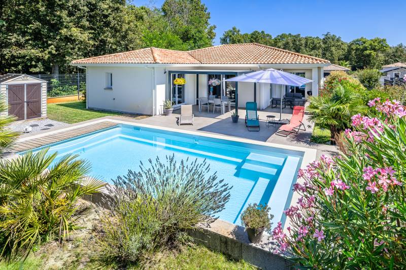 Piscine coque polyester modèle Rangiroa à Lunel – Praticité et élégance avec plagette et volet immergé pour un espace optimal