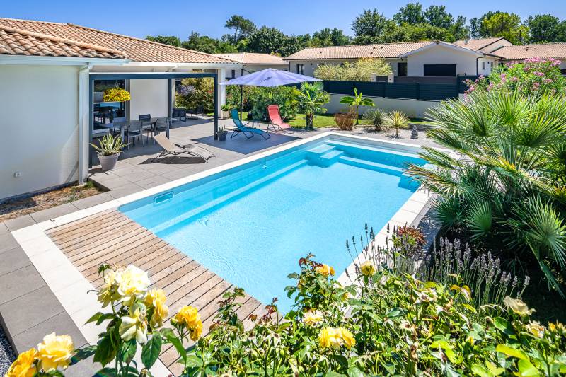 Piscine coque polyester modèle Rangiroa à Vergèze – Praticité et raffinement avec plagette et volet immergé