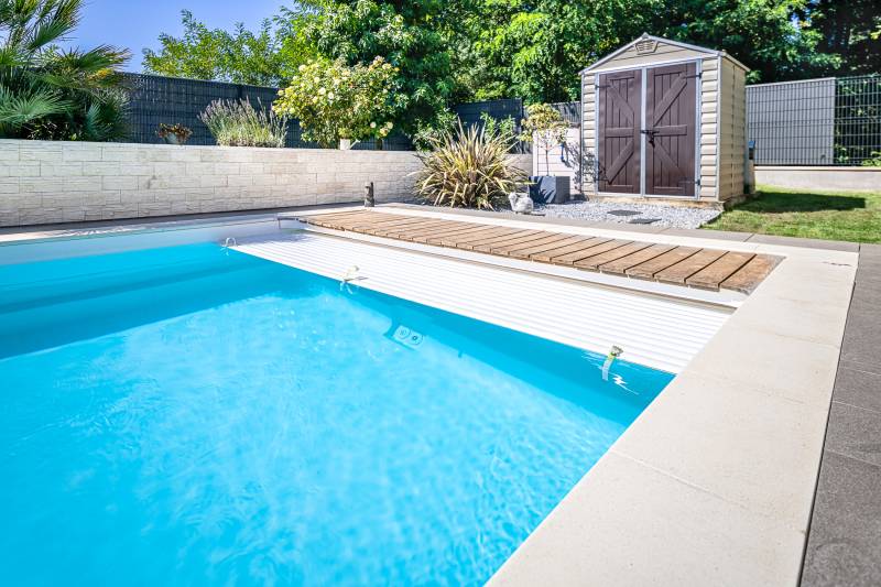 Piscine coque polyester modèle Rangiroa dans le Gard – Élégance et confort avec plagette et volet immergé pour un design complet