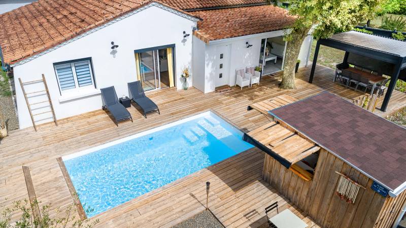 Piscine coque polyester modèle Maori à Vestric et Candiac – Design moderne avec volet immergé et petite plage